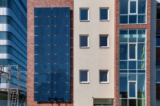 PV-Module an Häuserfassade
